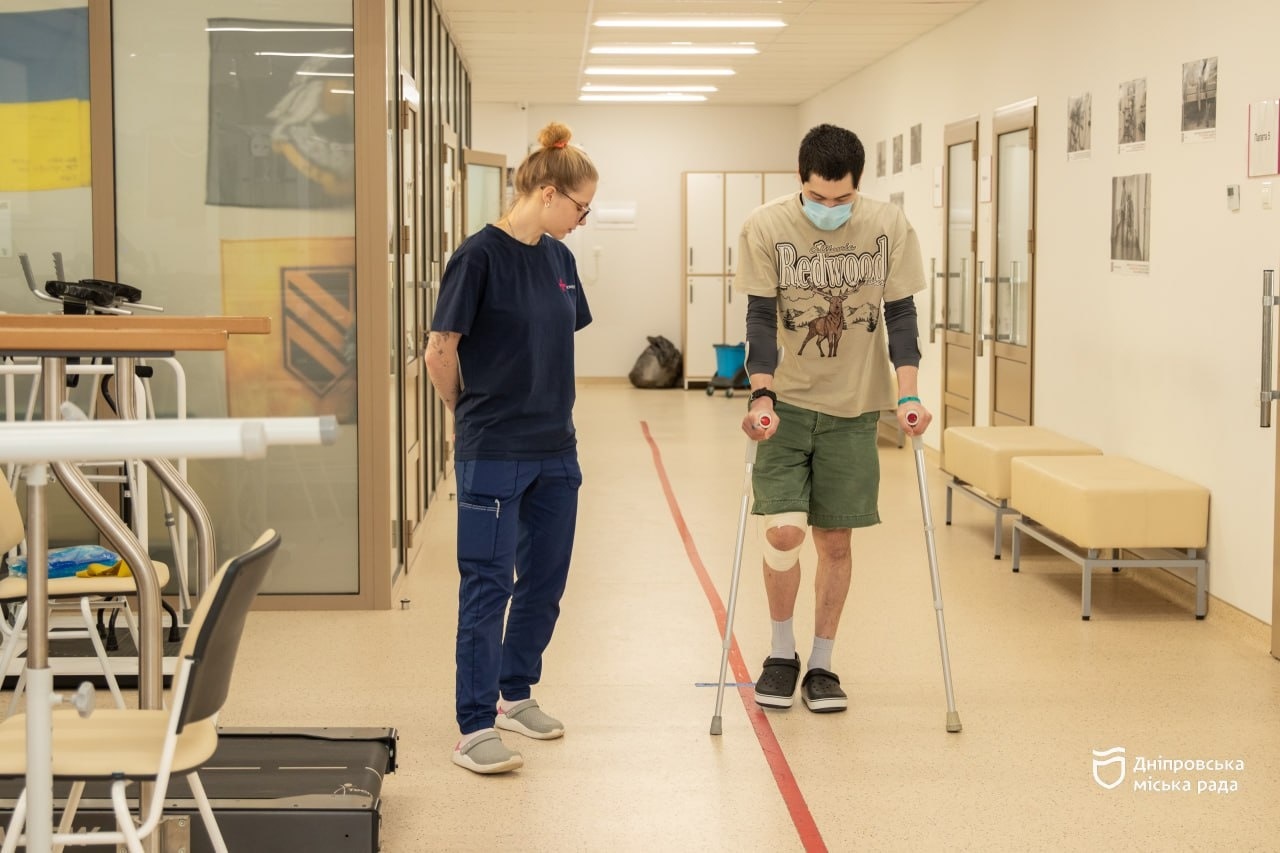 «Мобільність покращилася, тепер я можу рухати стопою», — захисник про прогрес у лікуванні в реабілітаційному центрі Дніпра