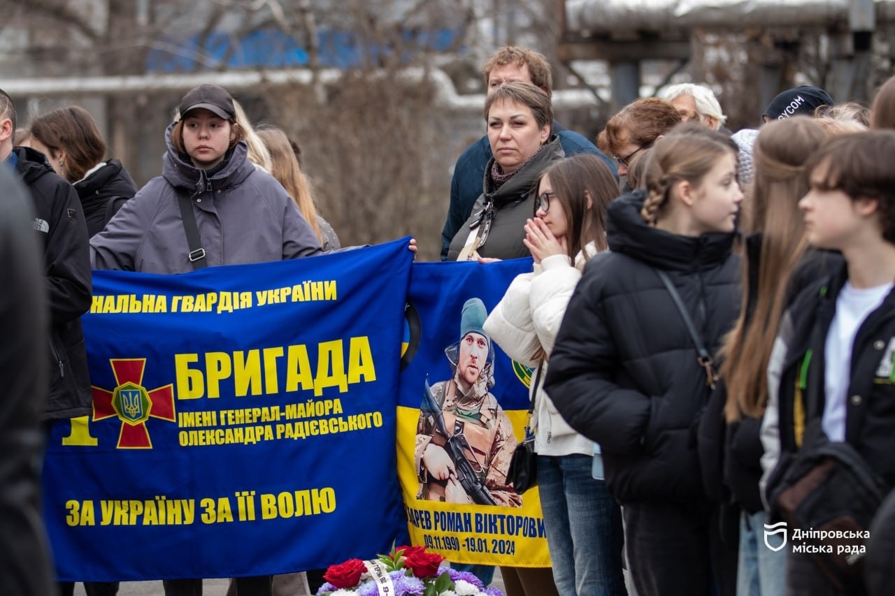 «Ми щодня повинні пам’ятати тих, хто йшов нас оберігати і боротися за наше життя», — мати полеглого захисника України про встановлення меморіальних дошок у Дніпрі