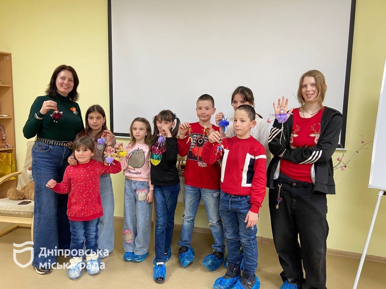 Ляльки власноруч: у Дніпровському центрі соціальних служб організували майстер-клас для дітей