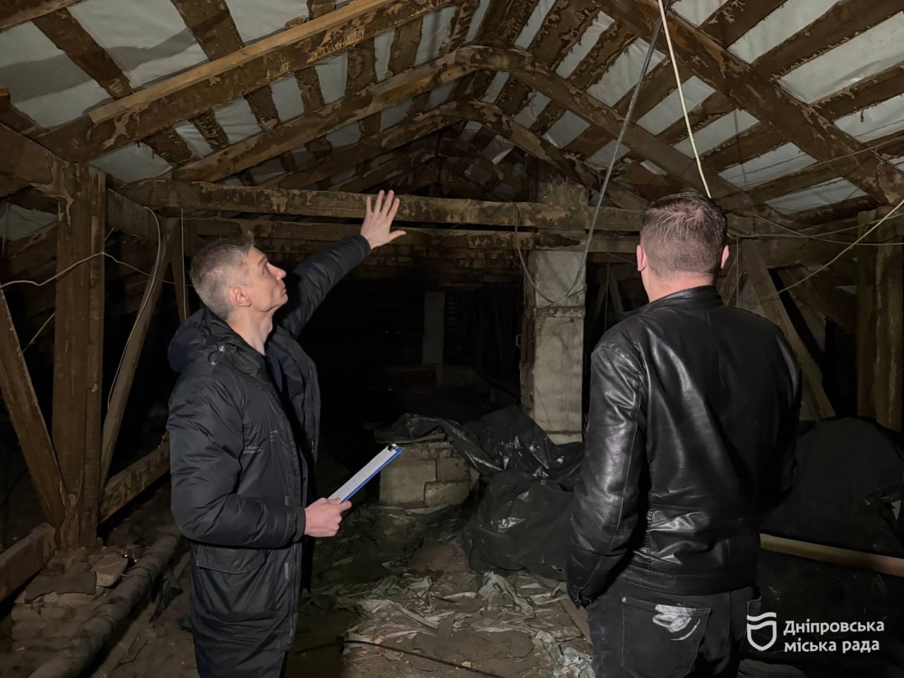 Дніпро продовжує відновлення постраждалих від ворожих атак будинків