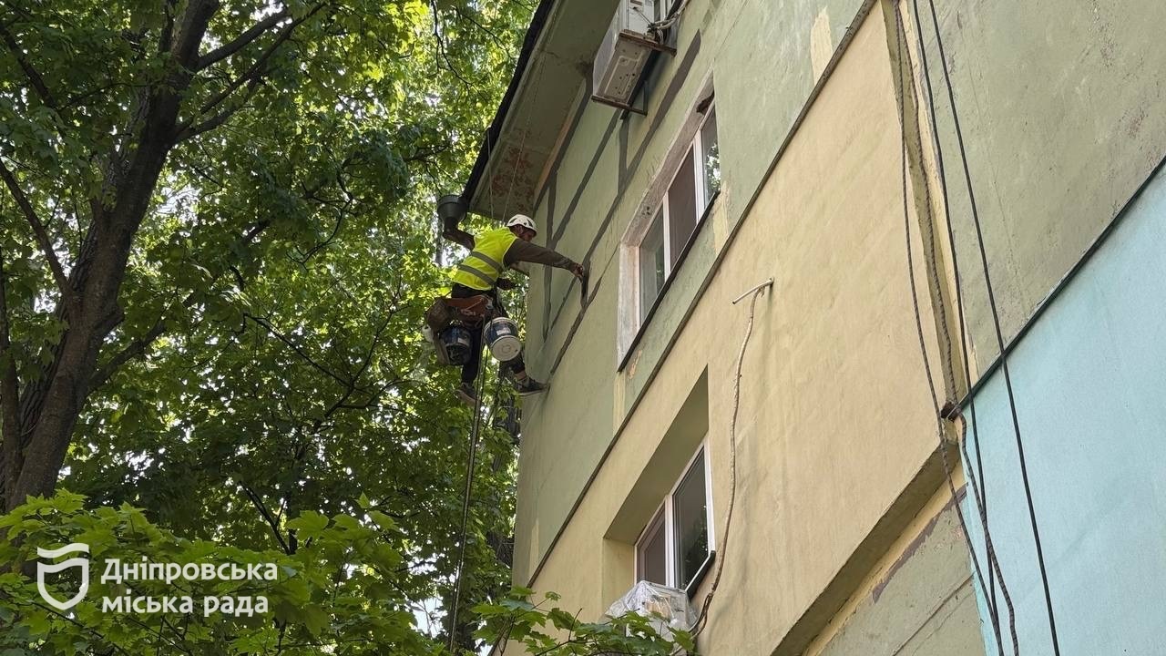 У Дніпрі продовжують оновлювати житловий фонд. Зараз роботи тривають у будинку на Квартальній
