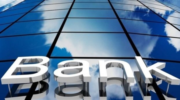 Банки масово блокують рахунки українців