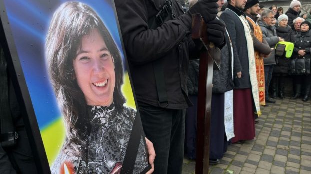 На Тернопільщині проводять в останню дорогу військову та художницю Мирославу Копчу