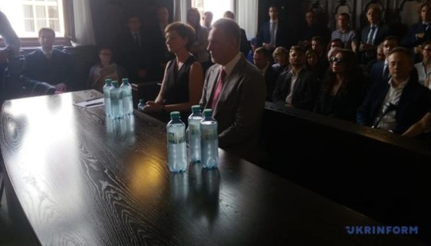 Від екстрадиції до США багатія з Тернопільщини врятував білоруський дипломатичний статус