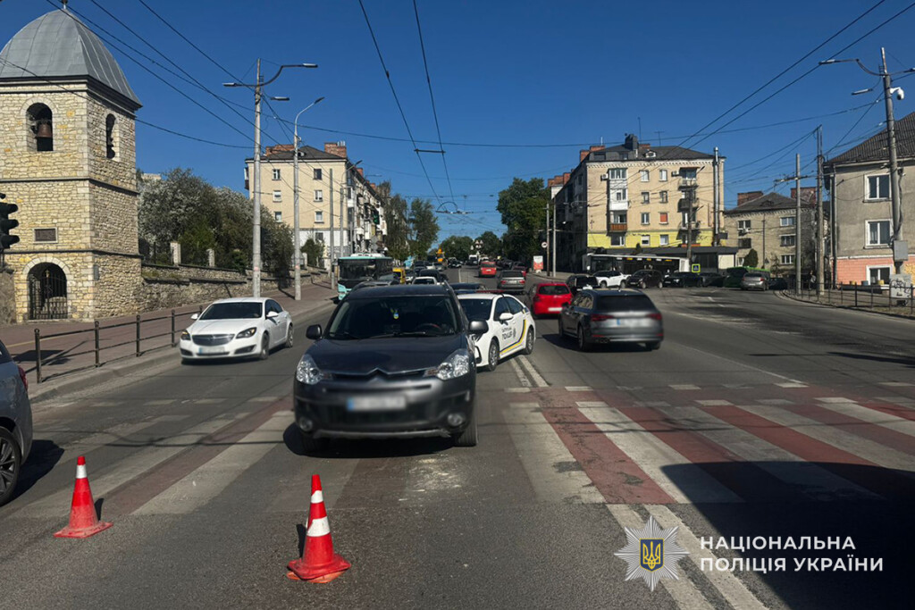 У Тернополі водій електросамоката потрапив під колеса авто