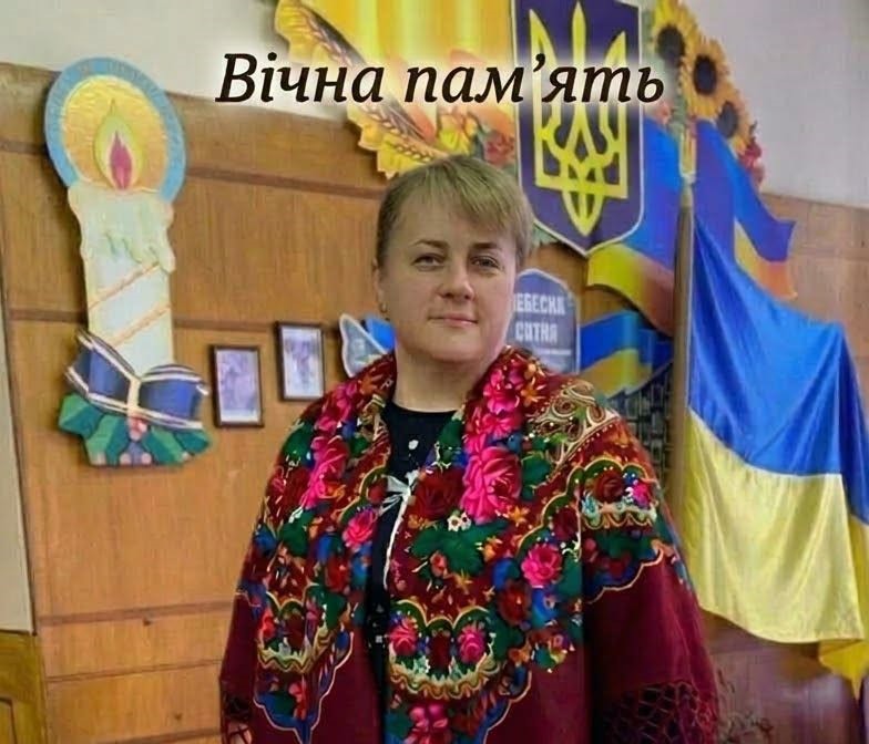 Біля рідної школи пролунав останній дзвоник: на Зборівщині попрощалися з улюбленою вчителькою (відео)