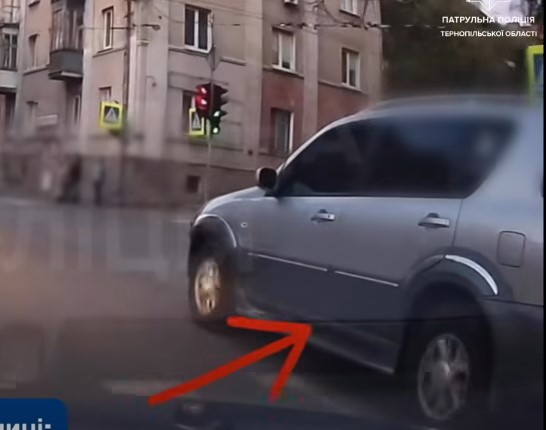 Хотів сховатися за чужими номерами: у Тернополі поліція знайшла водія, який влаштував дорожній конфлікт (відео)