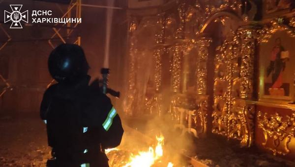 Росіяни масовано обстріляли центр міста в Харківській області (фото)