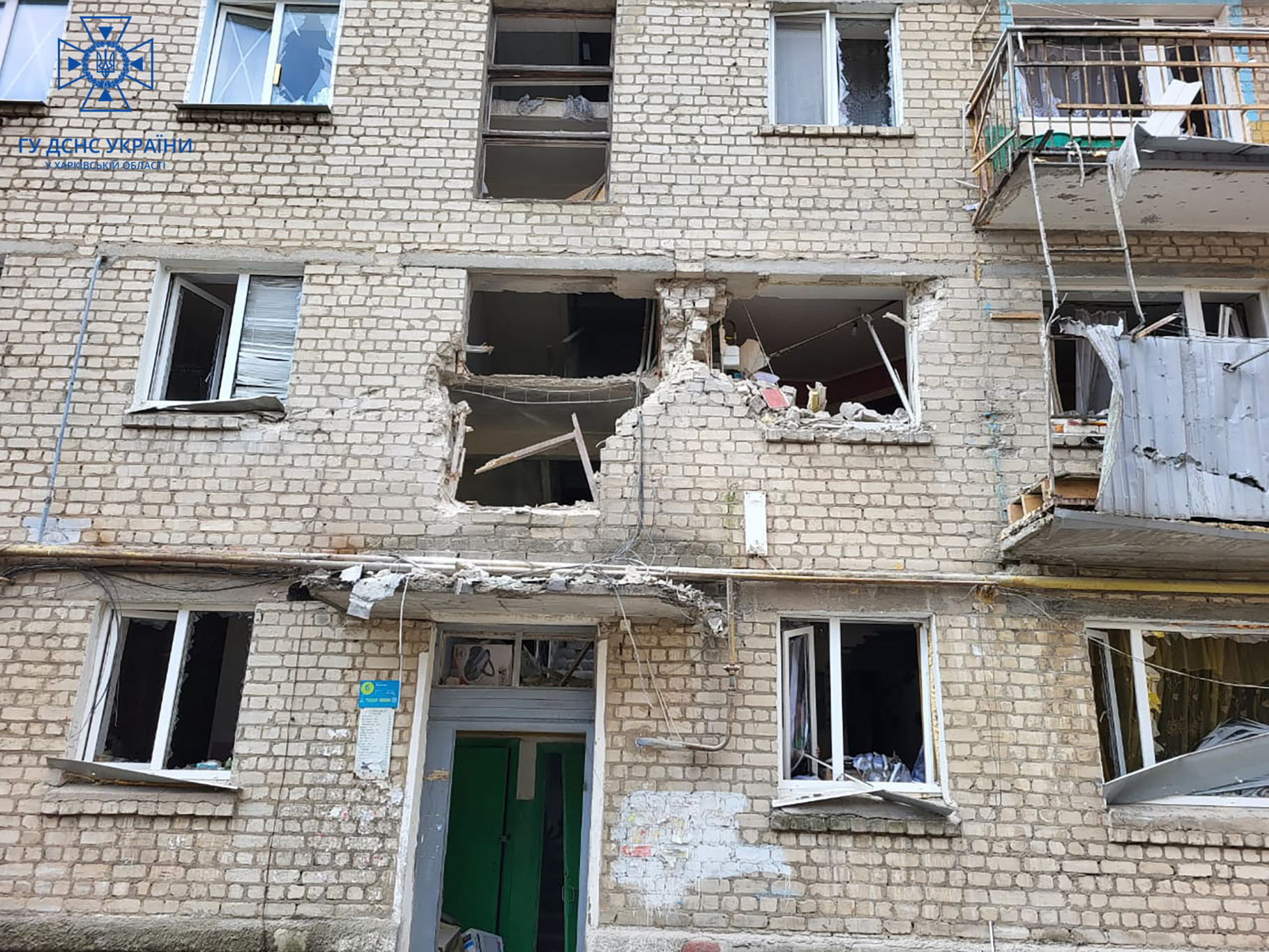 Войска РФ 26 марта обстреляли многоэтажку в Харьковской области (ФОТО)
