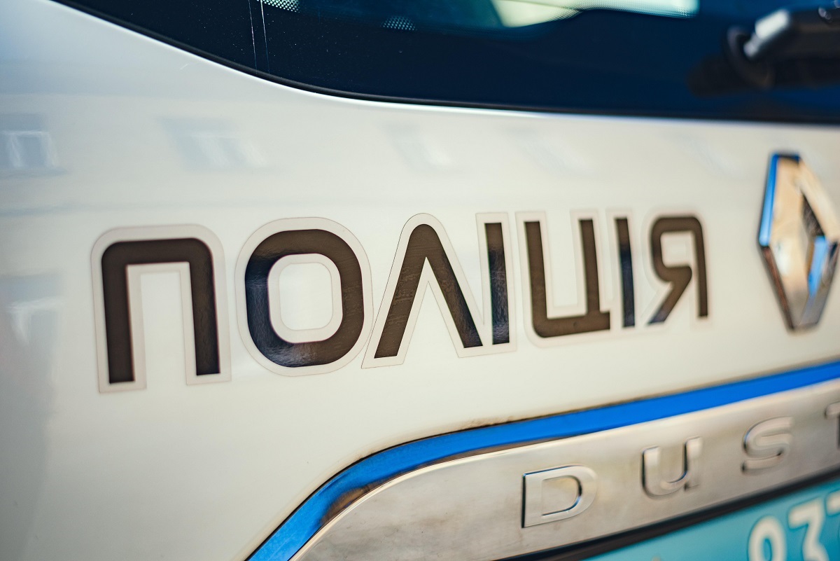 Полицейские в Харьковской области проверили автомобиль и обнаружили незаконную продукцию (ФОТО)