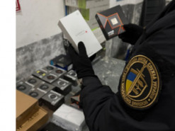 На Львівщині митники вилучили техніку Apple, Garmin та Samsung на 1,7 млн грн