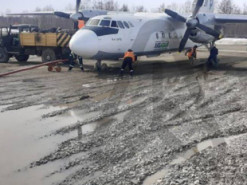 У російському аеропорту літак застряг у багнюці