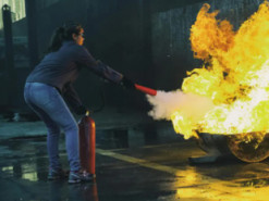 Зарядні пристрої вибухають та палають: спеціаліст з технічної охорони пояснив, як убезпечитись