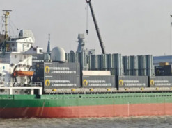 Залп ракет у контейнерах: Китай “засвітив” незвичайний арсенальний корабель