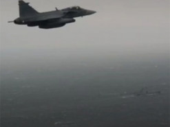 Шведський винищувач відстежує підводний човен РФ, що рухається до Балтійського моря