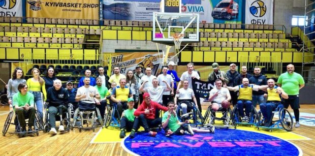Мер Одеси привітав баскетбольну команду на візках з чемпіонським Кубком (ФОТО)