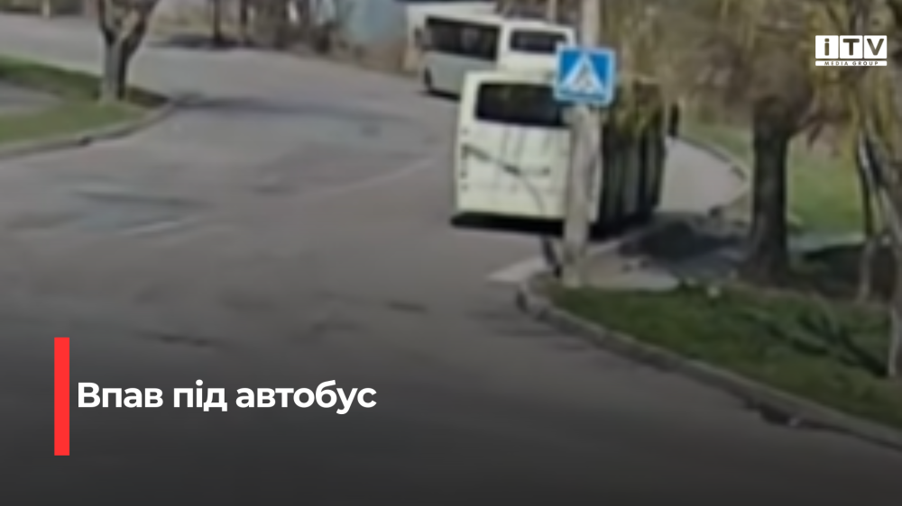 У Рівному автобус ледь не переїхав людину (ВІДЕО)