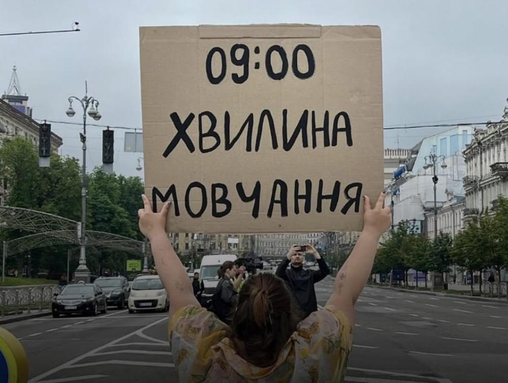 Хвилина, що зупиняє країну. Як щоденний ритуал пам’яті формує спільну відповідальність українців?