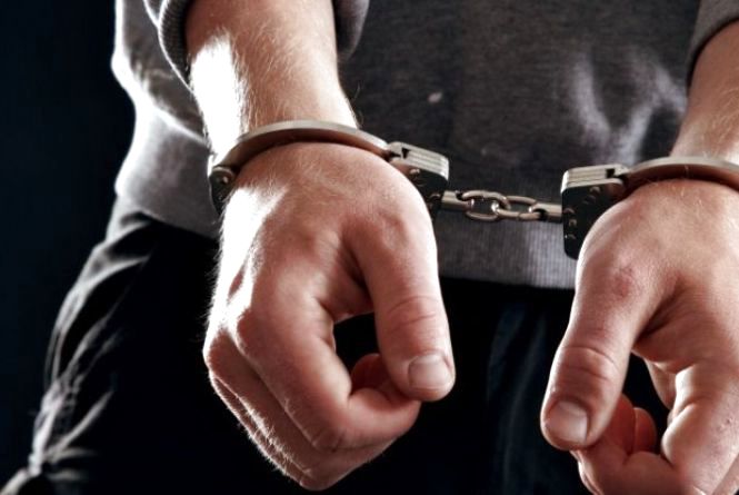 У Каневі поліцейські затримали чоловіка, який ножем поранив опонента під час сварки біля розважального закладу (фото)