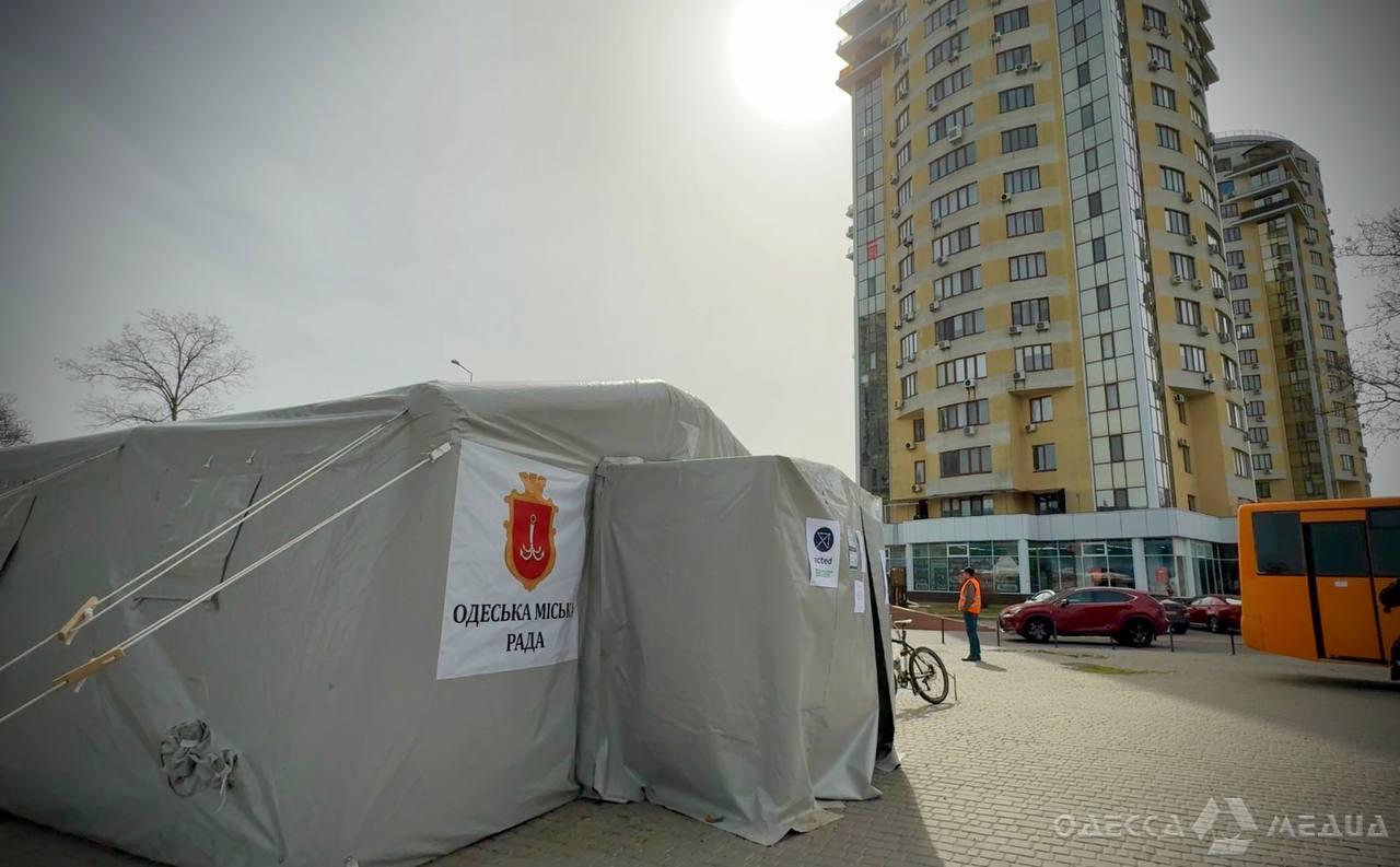 В Одессе продолжают оказывать помощь жителям домов на проспекте Шевченко, пострадавших от ракетных обстрелов