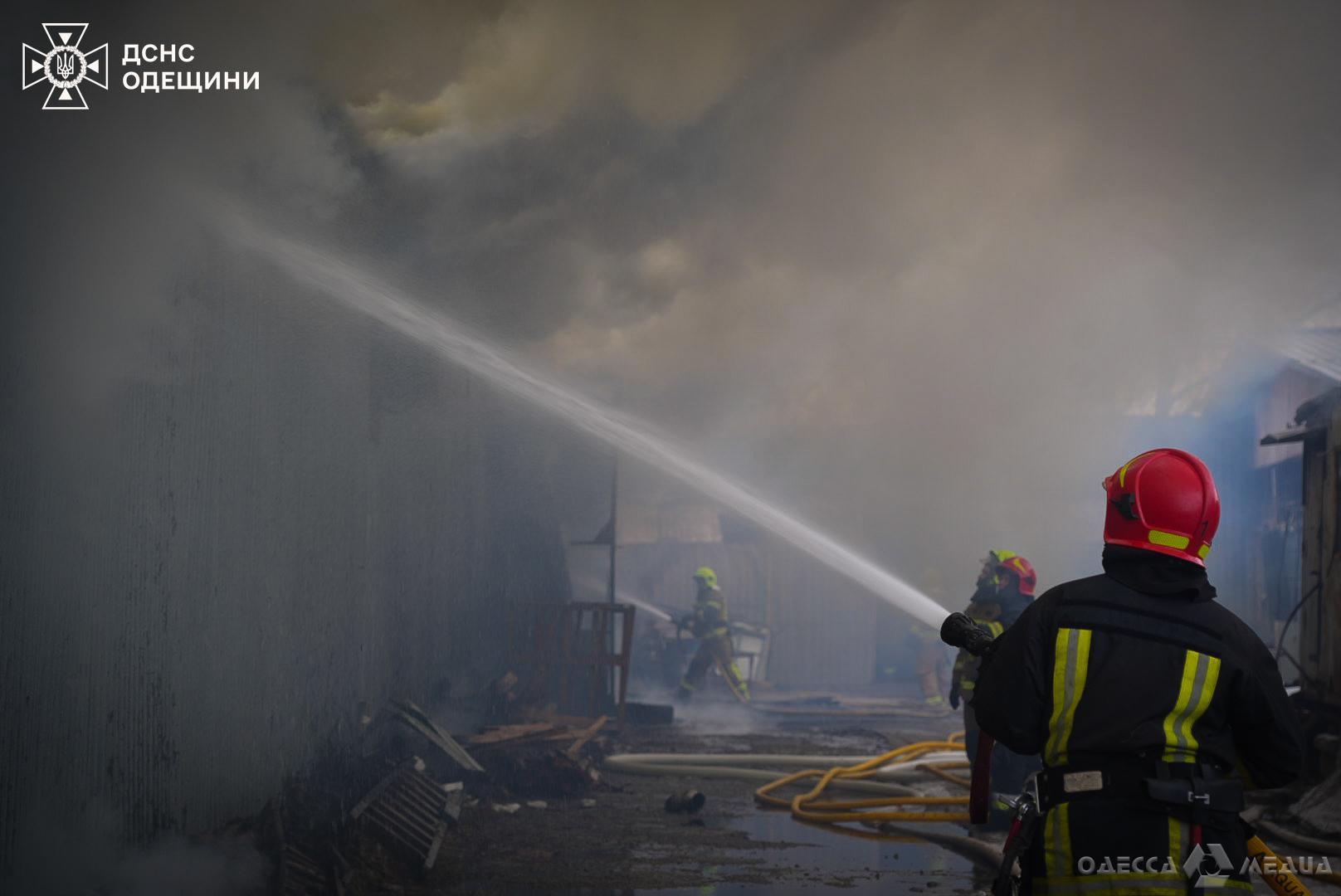 В Одесі спалахнула виробнича будівля з деревообробною продукцією