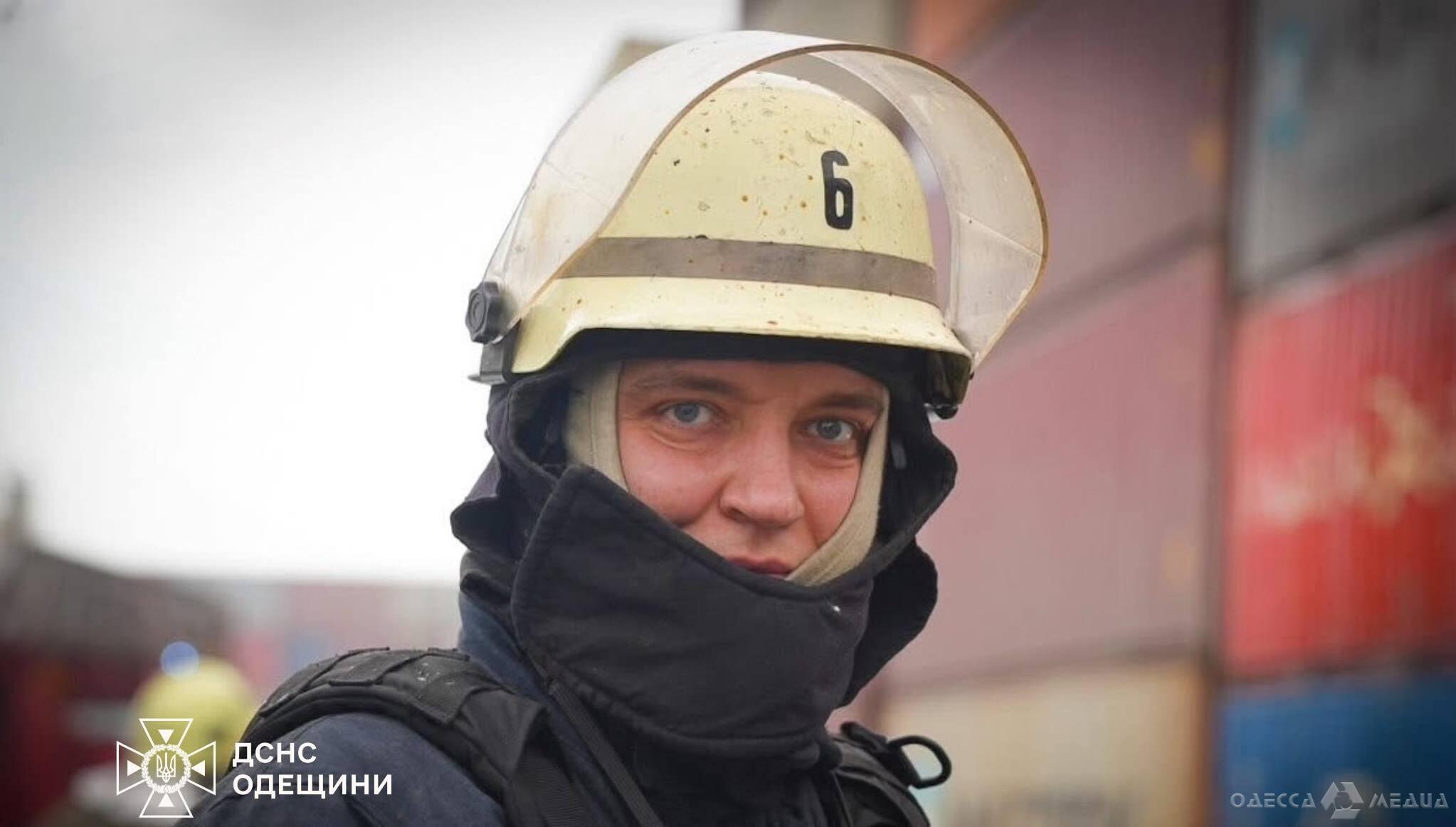 В Одесі на проспекті Князя Ярослава Мудрого загорівся дах будівлі