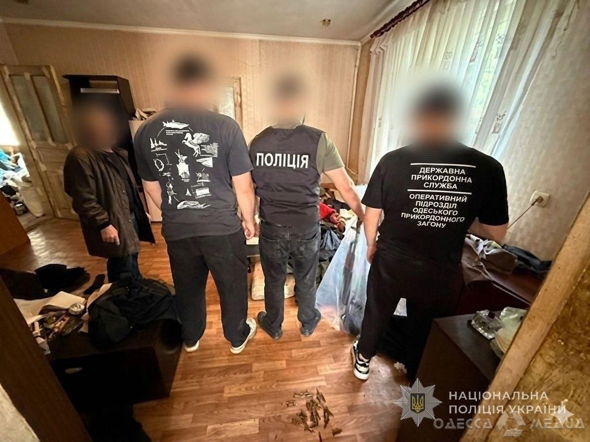 На Одещині військовий самовільно залишив частину та вивіз додому арсенал зброї