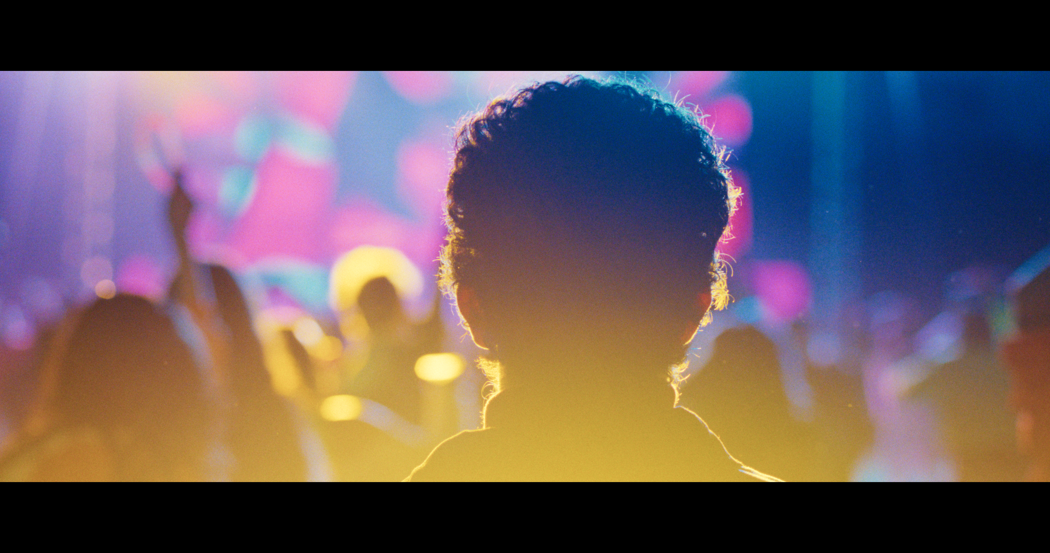 Через рейв на свободу. Рецензія на фільм «DJ Ахмет»