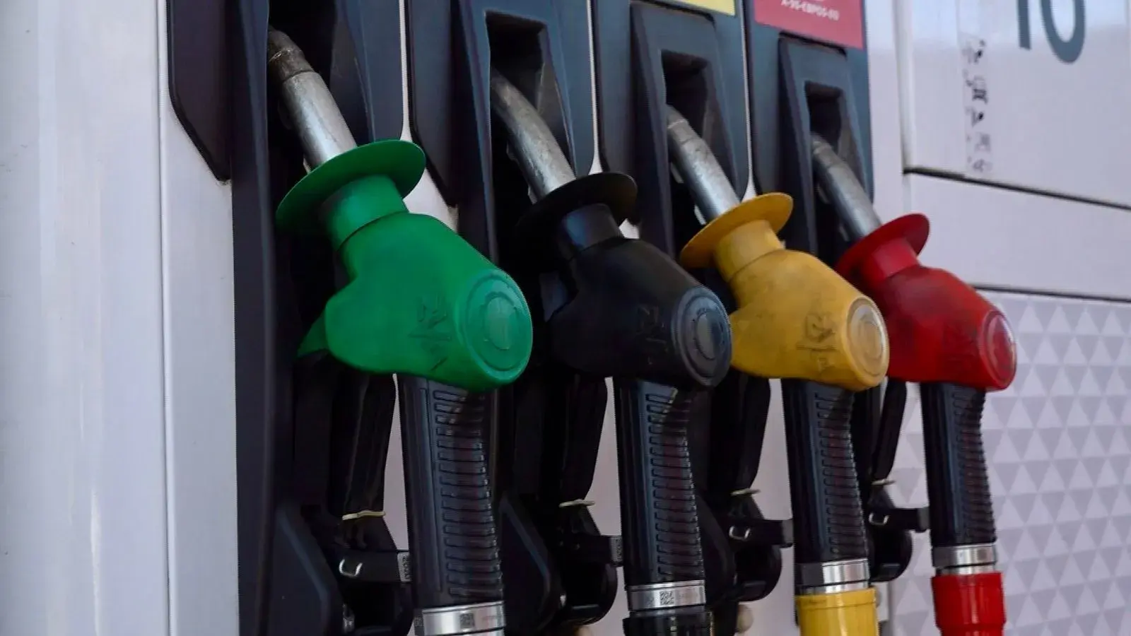 Ціни на пальне в Україні знизилися: що відбувається на ринку