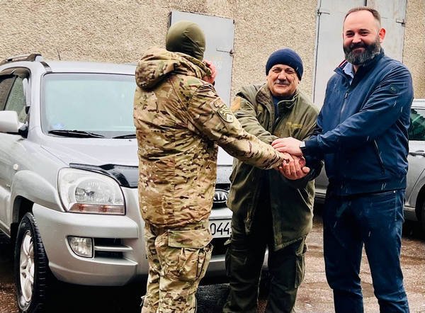 Від Сміли передали чергову автівку захисникам України