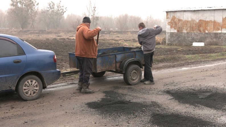 Люди власноруч засипають ями – дорога в селі на Черкащині потребує ремонту