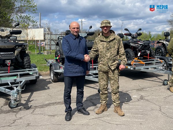 Анатолій Бондаренко передав військовим квадроцикли від громади Черкас