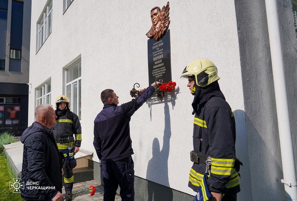 Оновили меморіальну дошку рятувальнику, який загинув на пожежі університету