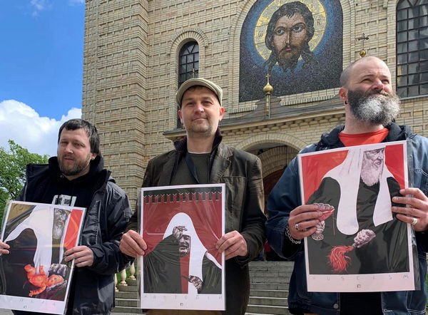 Митець мітингував під московською церквою у Черкасах