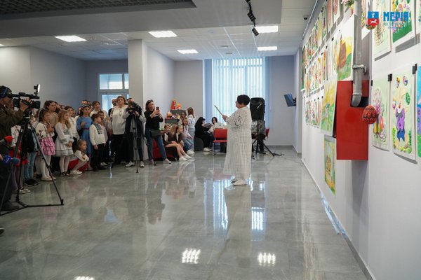 У черкаському ЦНАПі оновили виставку дитячих малюнків до Великодня