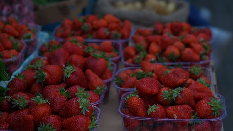 З Греції, Шполи і Сагунівки: на черкаському ринку стартував сезон полуниці