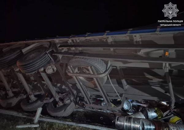 На Черкащині водій вантажівки в’їхав у відбійник