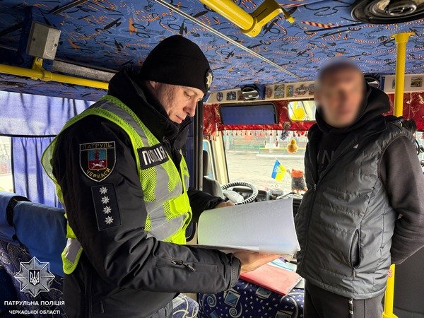 Патрульні перевіряють, як на Черкащині перевозять пасажирів