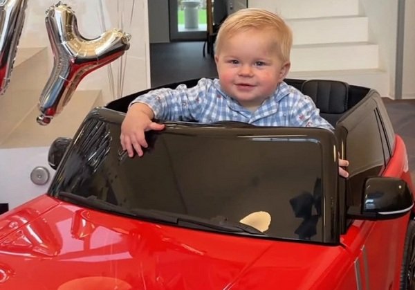 Син зіркового уманчанина Остапчука на перший День народження отримав … червону автівку