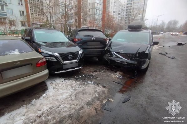 В Черкасах на вулиці Героїв Дніпра сталася ДТП за участі п’яти автівок