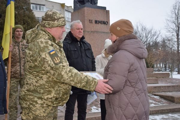 У Шполі дружині зниклого безвісти воїна передали відзнаку Головнокомандувача