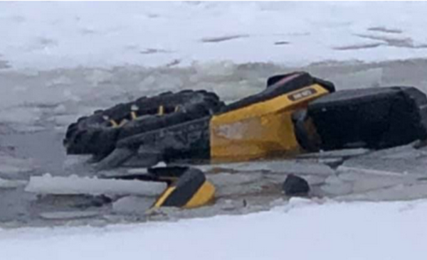 Під кригу провалилися люди, які каталися Дніпром на квардоциклі