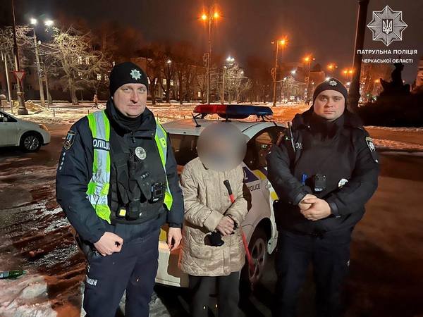 Патрульні допомогли літній жінці повернутися додому