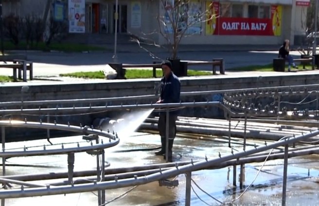 У центрі Сміли вже готують фонтан до нового сезону