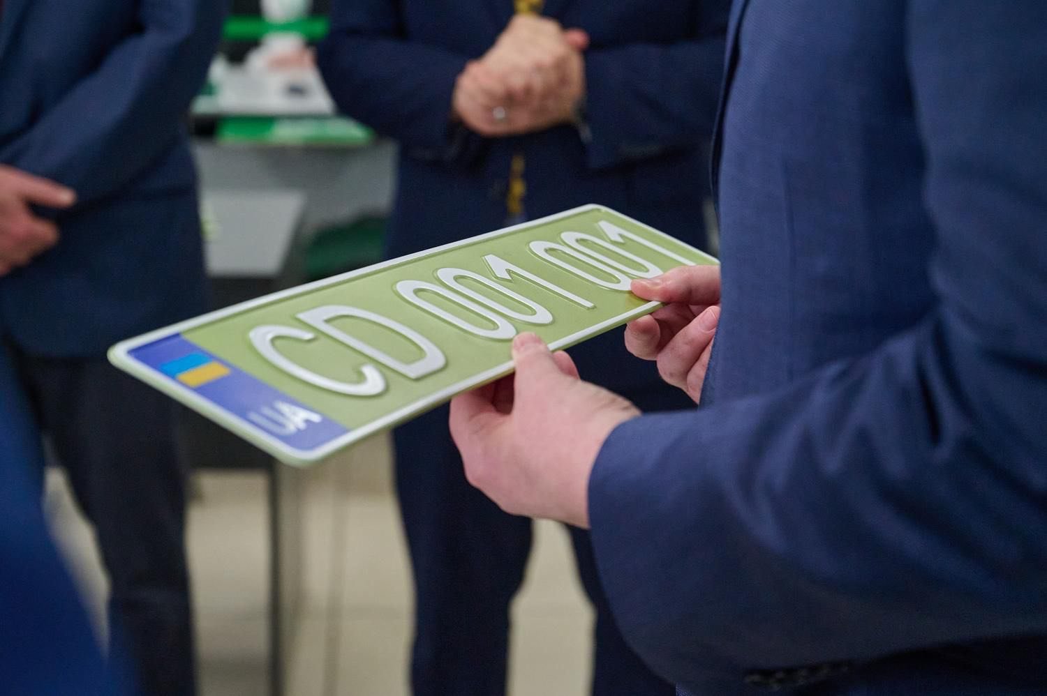 Номерний знак на автомобілях дипломатичних установ – відтепер оливкового кольору