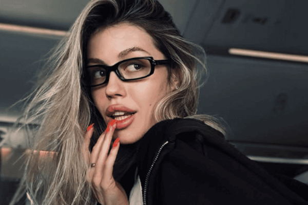 Співачка з Черкас презентувала трек про самоприйняття