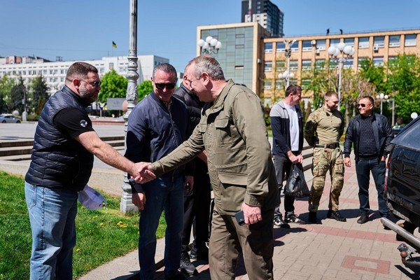 Завдяки допомозі підприємців сім автівок отримали черкаські захисники