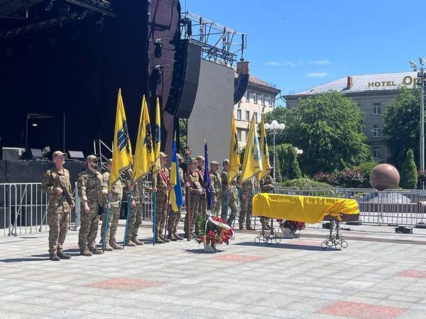 На Соборній площі Черкас попрощались з оборонцем “Азовсталі”