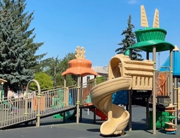 У центрі Сміли втретє встановлюють дитячий майданчик