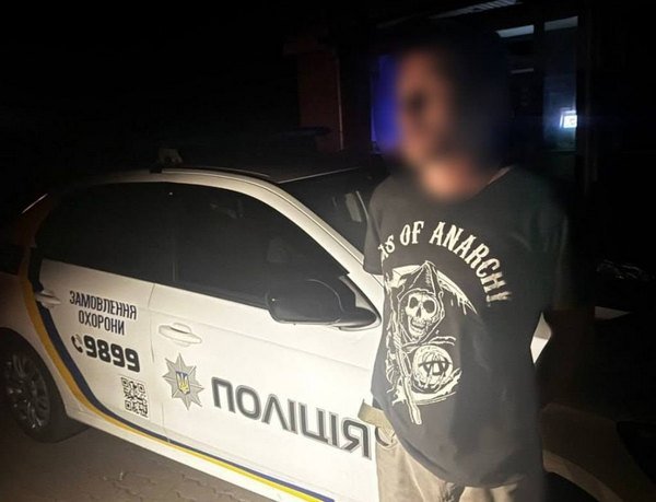 Вночі у Черкасах чоловік намагався влізти у магазин